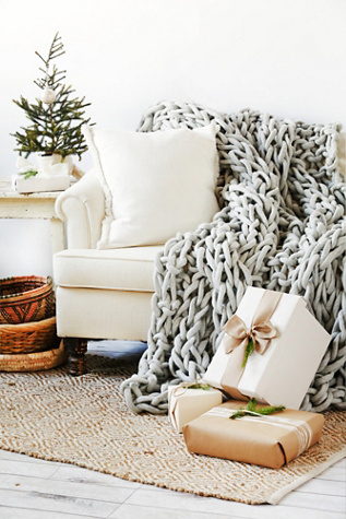 Beautiful & plush chunky knit blanket