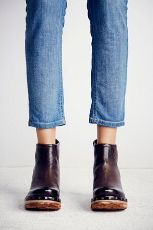 below sunset clog boot