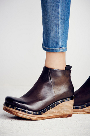 below sunset clog boot