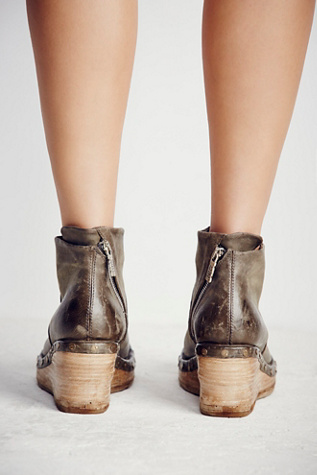 below sunset clog boot