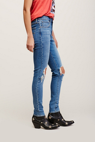levi's busted knee jeans