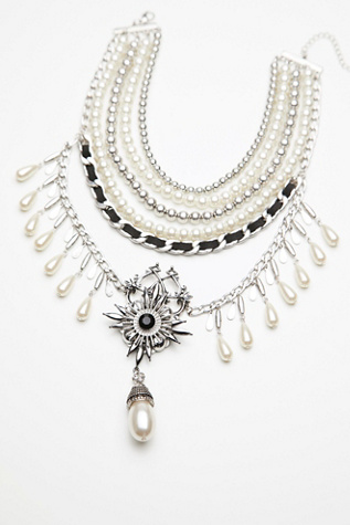 pearls statement necklace